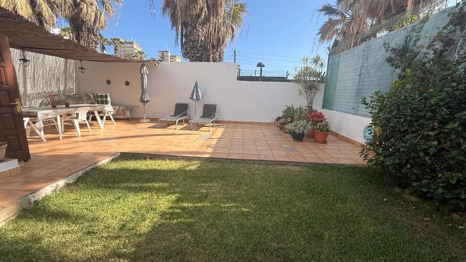 Terrasse von Erdgeschoss zum Verkauf in Arona mit Privatgarten, Terrasse und Abstellraum