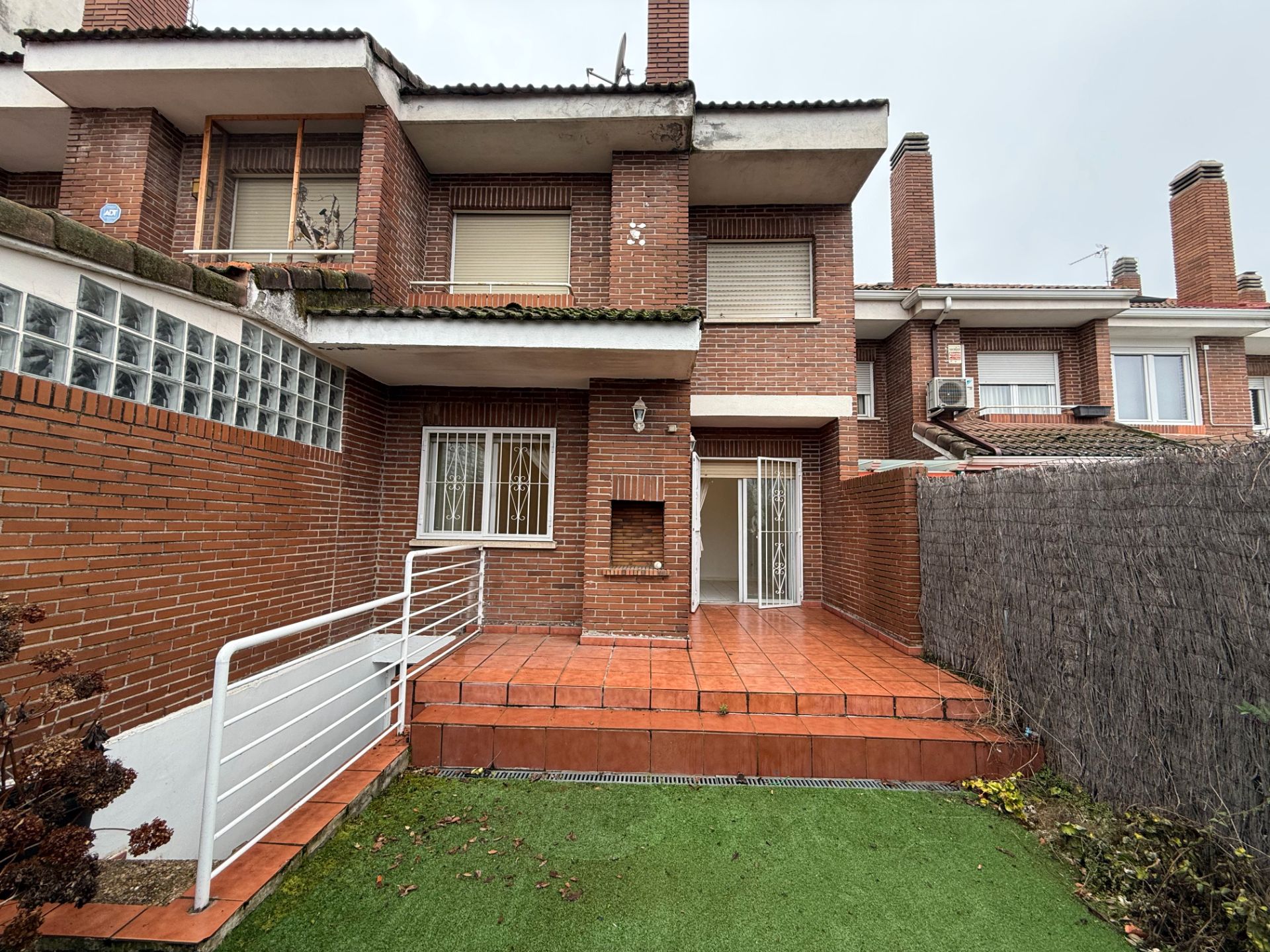 Vista exterior de Casa adosada en venta en Las Rozas de Madrid con Aire acondicionado, Calefacción y Jardín privado
