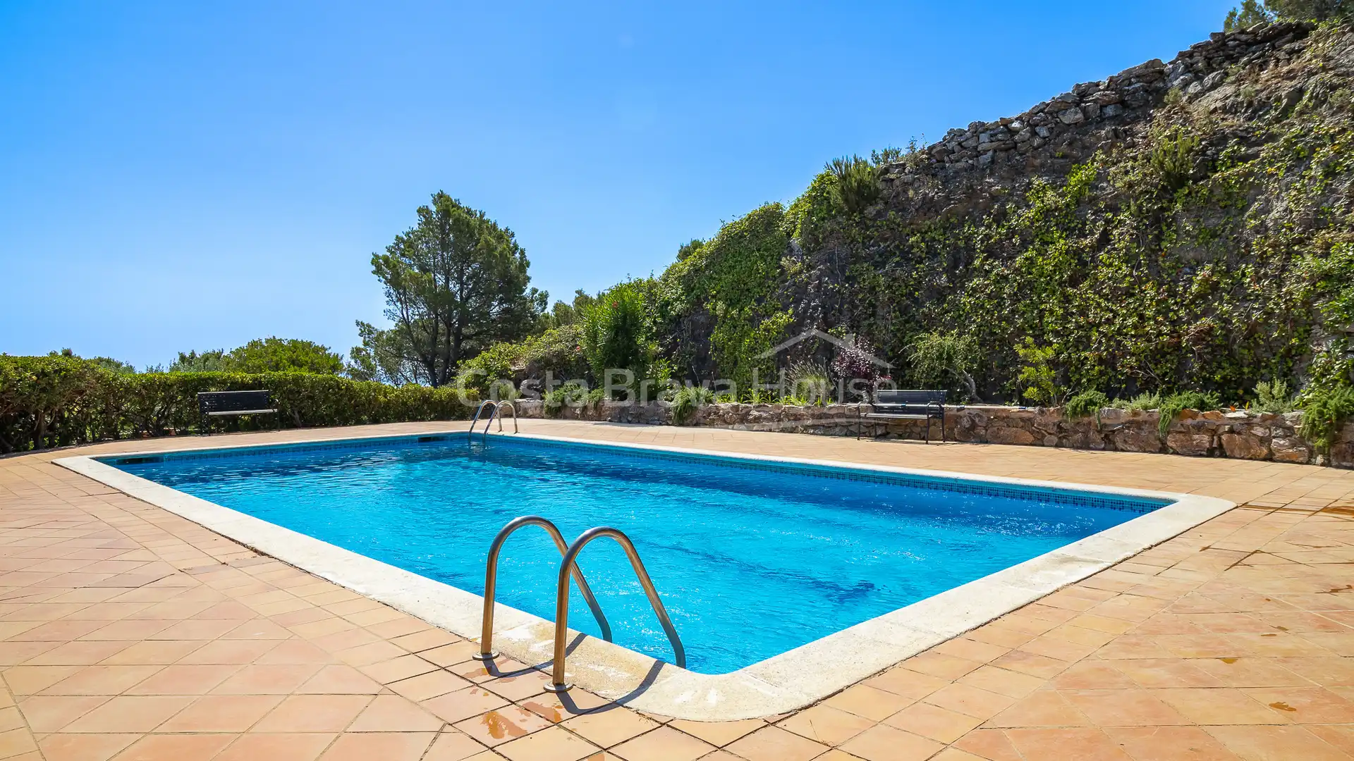 Piscina de Casa adosada en venda en Begur amb Aire condicionat, Calefacció i Jardí privat
