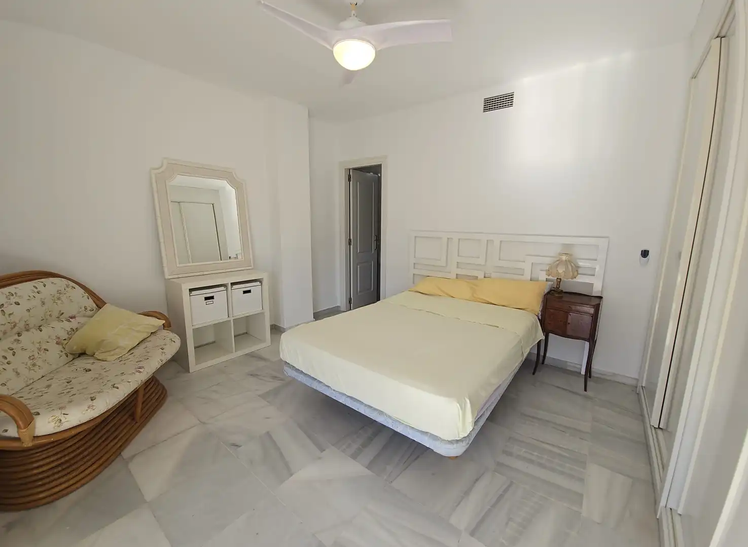 Schlafzimmer von Dachboden zur Miete in Marbella mit Klimaanlage, Terrasse und Möbliert
