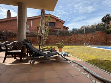 Villa con balcone in vendita a Carrer de Salvador Espriu