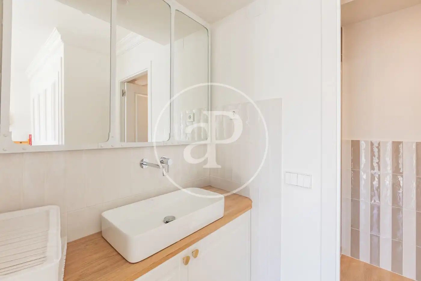 Bathroom of Flat for sale in Madrid  with Air Conditioner, Heating and Storage room