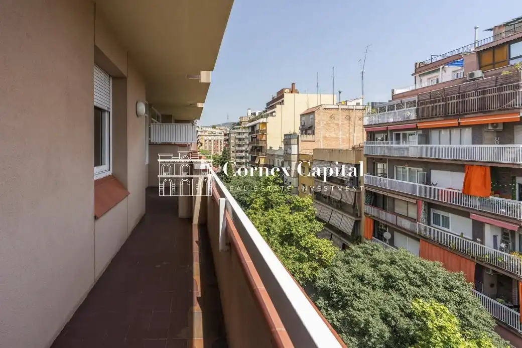 Vista exterior de Piso en venta en Barcelona con Calefacción y Terraza
