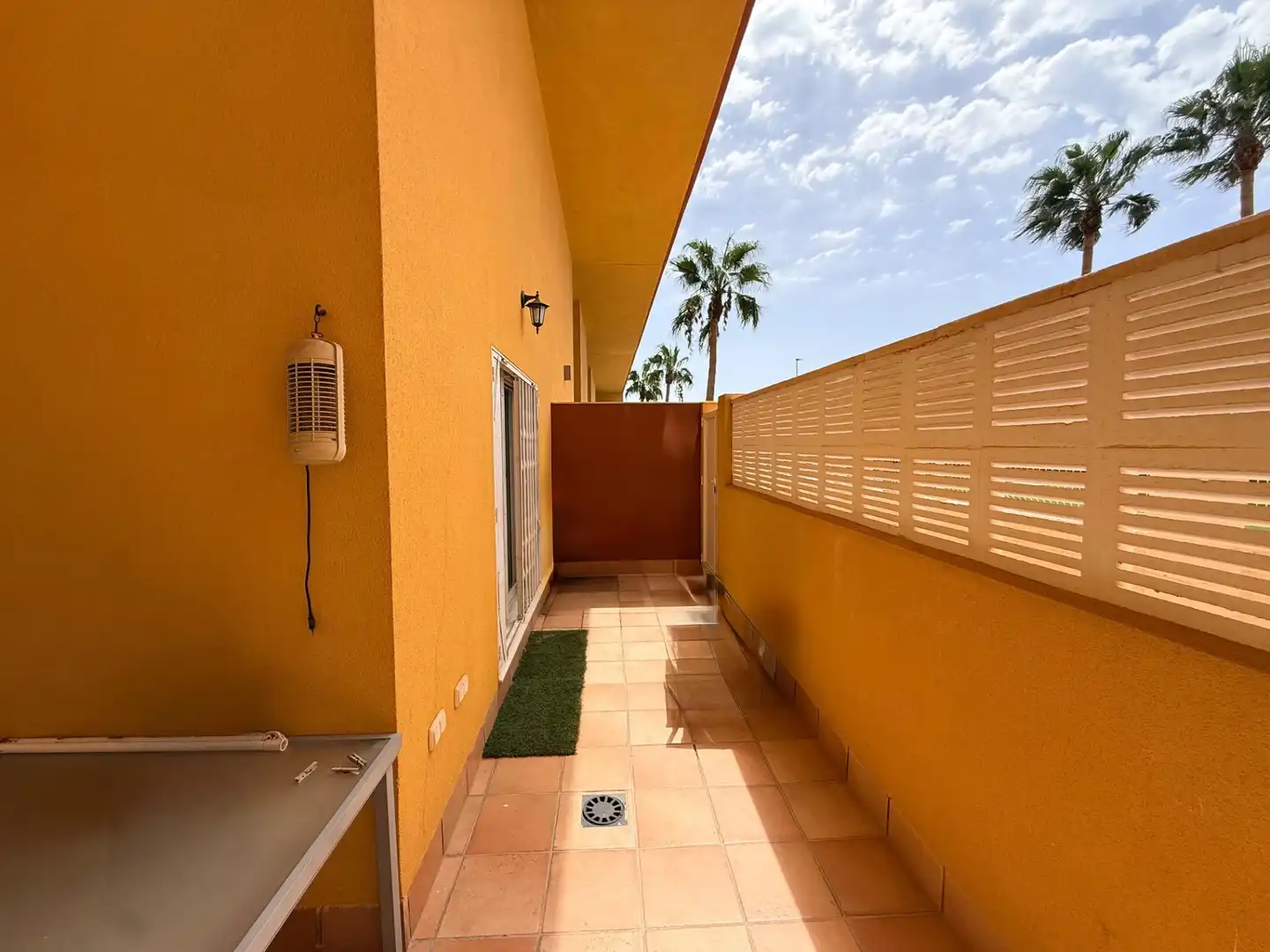 Terraza de Planta baja en venta en Roquetas de Mar con Amueblado y Piscina comunitaria