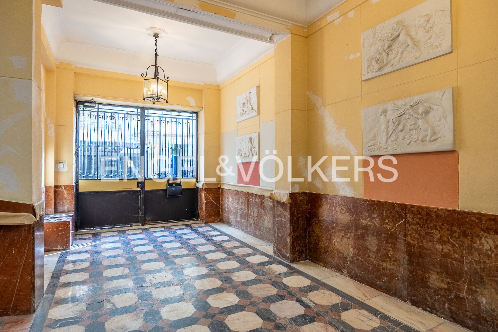 Flat for sale in  Sevilla Capital  with Heating, Storage room and Balcony