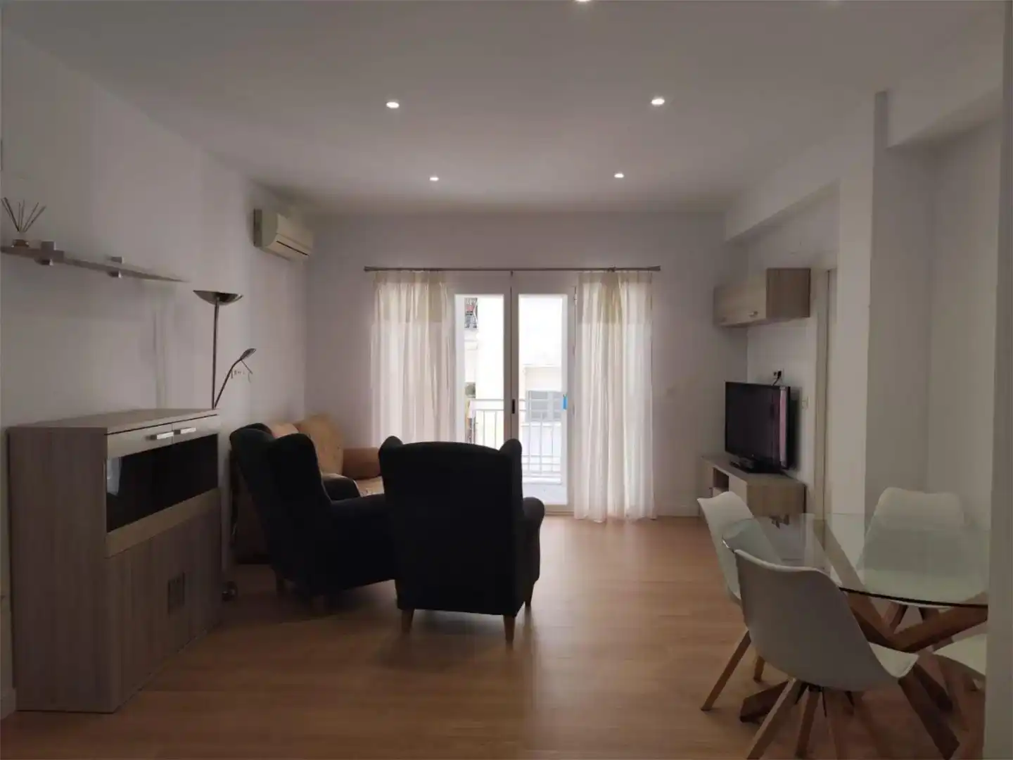 Living room of Flat for rent in  Granada Capital  with Air Conditioner and Balcony