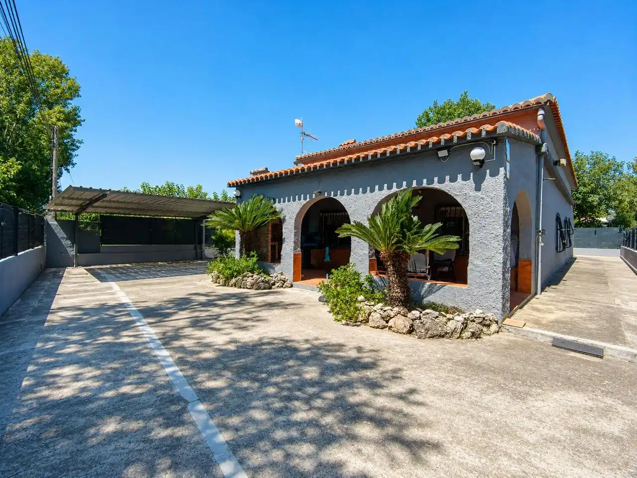 Vista exterior de Casa o xalet en venda en Oliva amb Aire condicionat, Jardí privat i Terrassa
