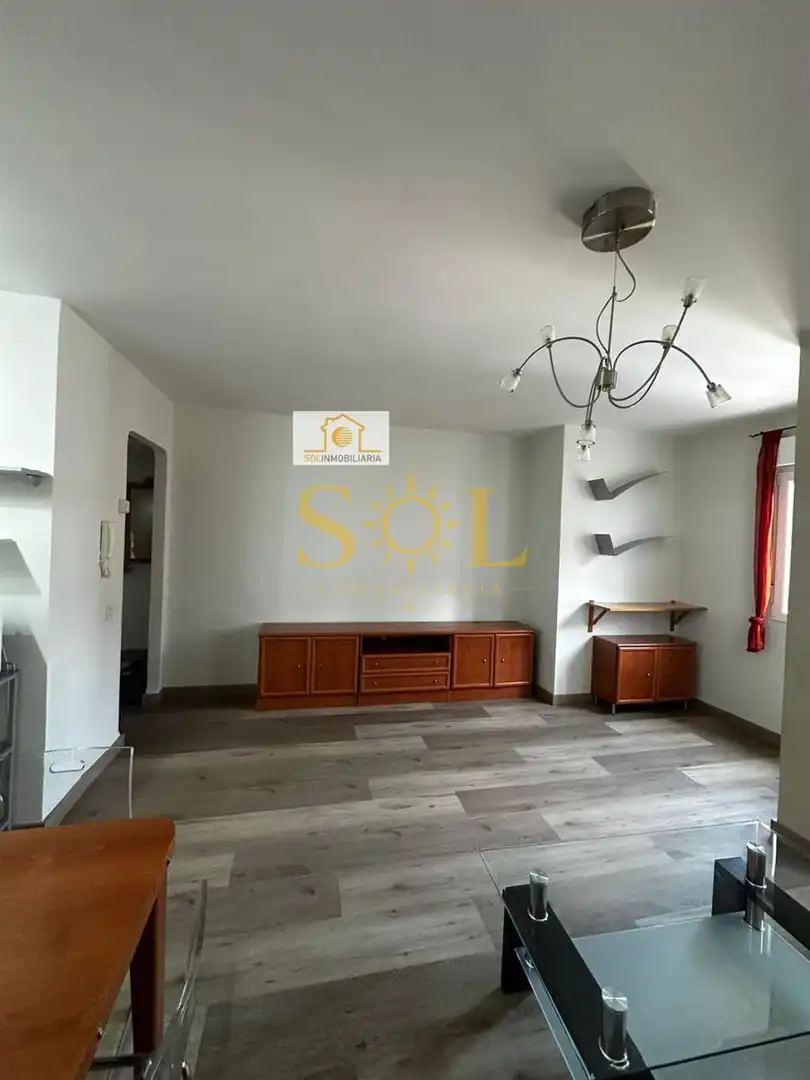 Sala d'estar de Apartament en venda en León Capital  amb Calefacció, Parquet i Moblat