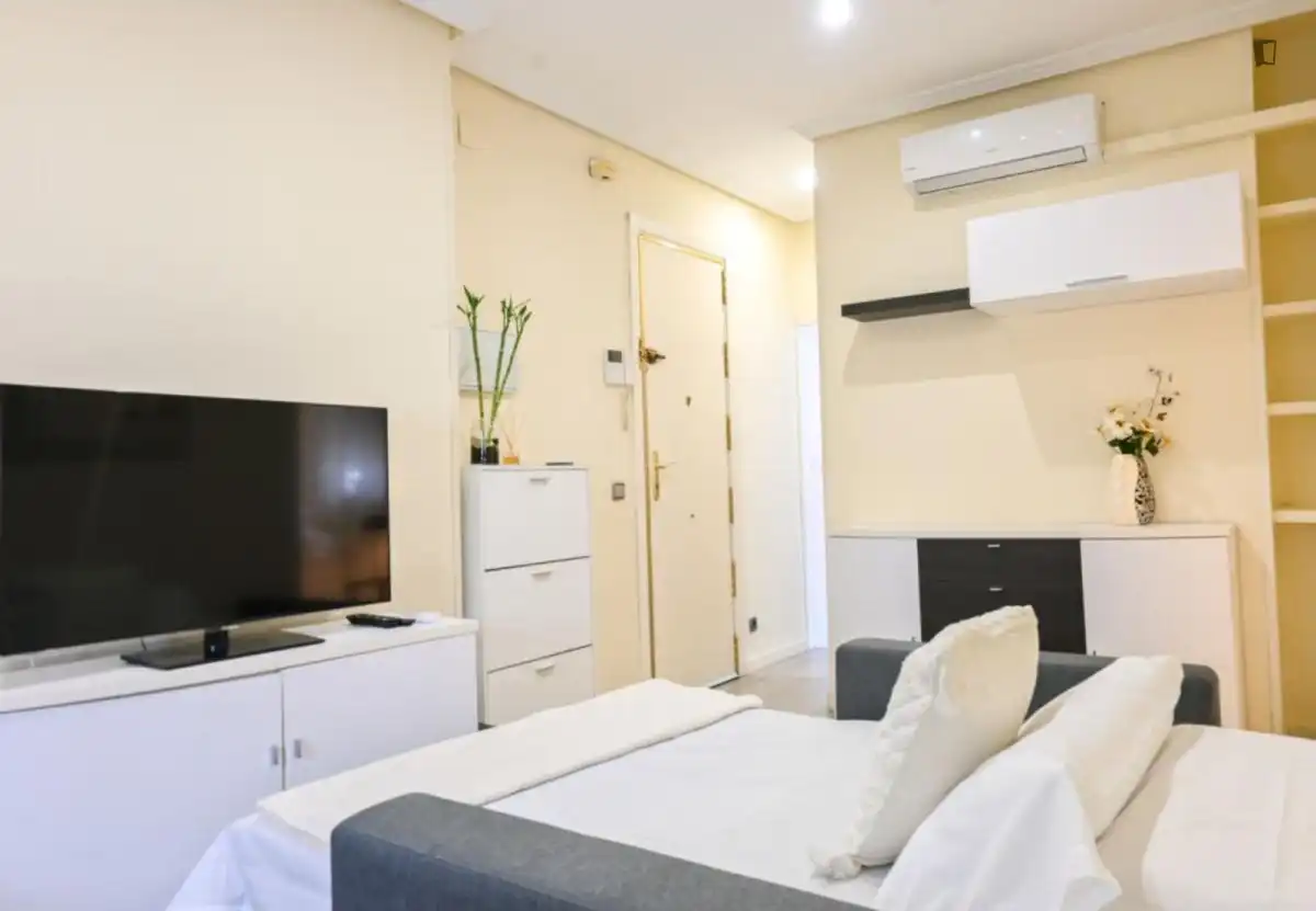 Schlafzimmer von Wohnungen zur Miete in Madrid mit Klimaanlage, Heizung und Möbliert