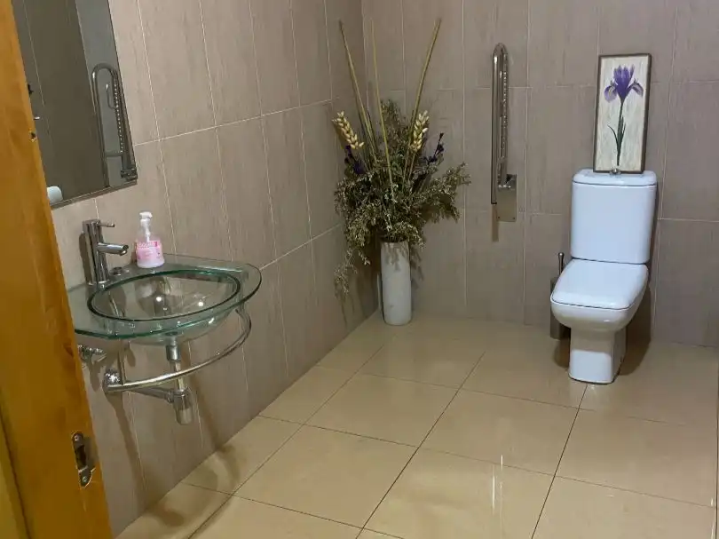 Baño de Local de alquiler en Huelva con Aire acondicionado, Calefacción y Amueblado