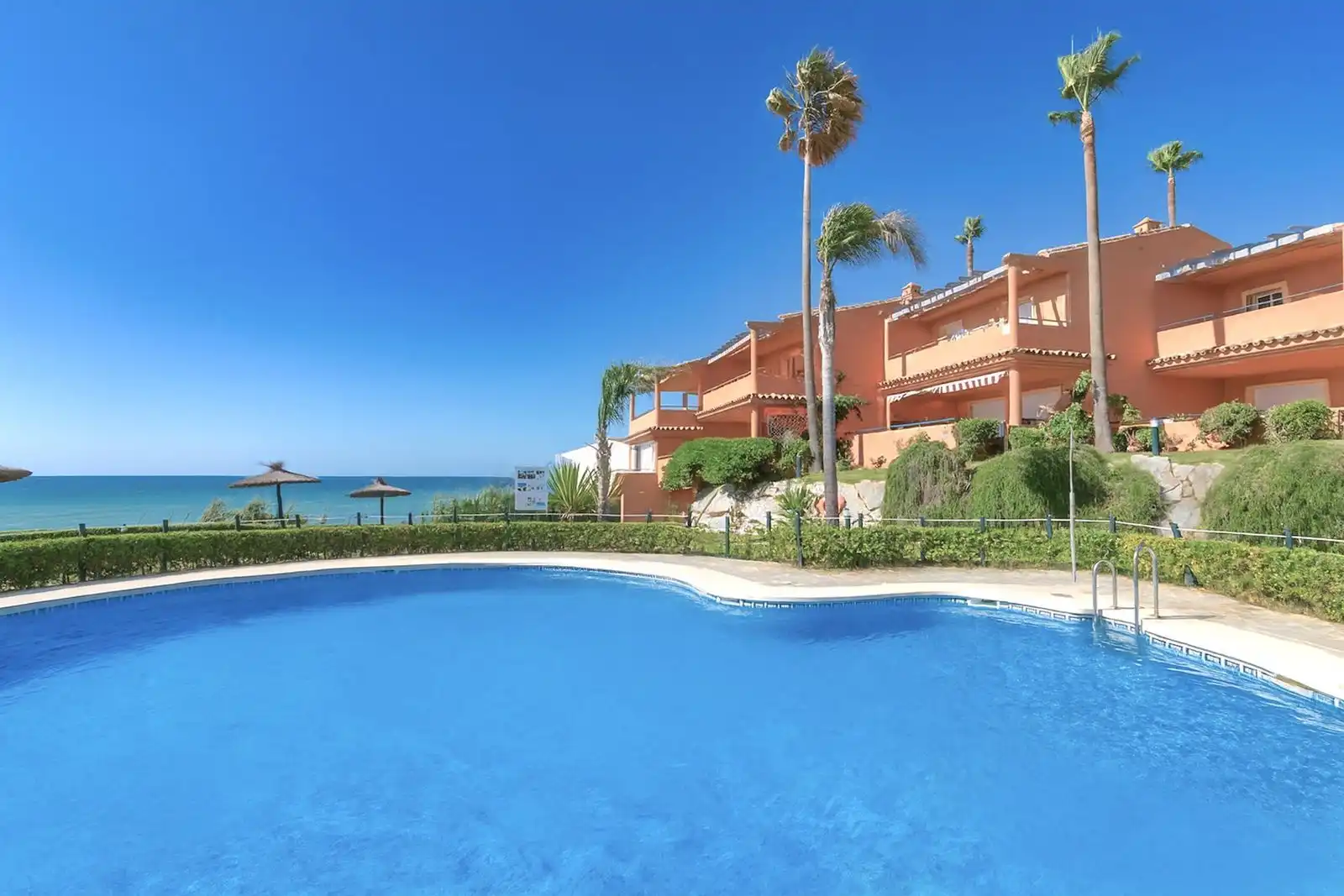 Vista exterior de Casa adosada en venda en Estepona amb Terrassa, Moblat i Piscina comunitària