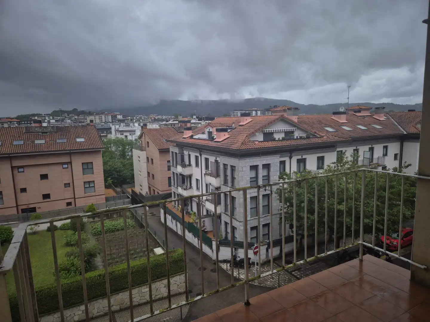 Vista exterior de Piso en venta en Irun  con Balcón