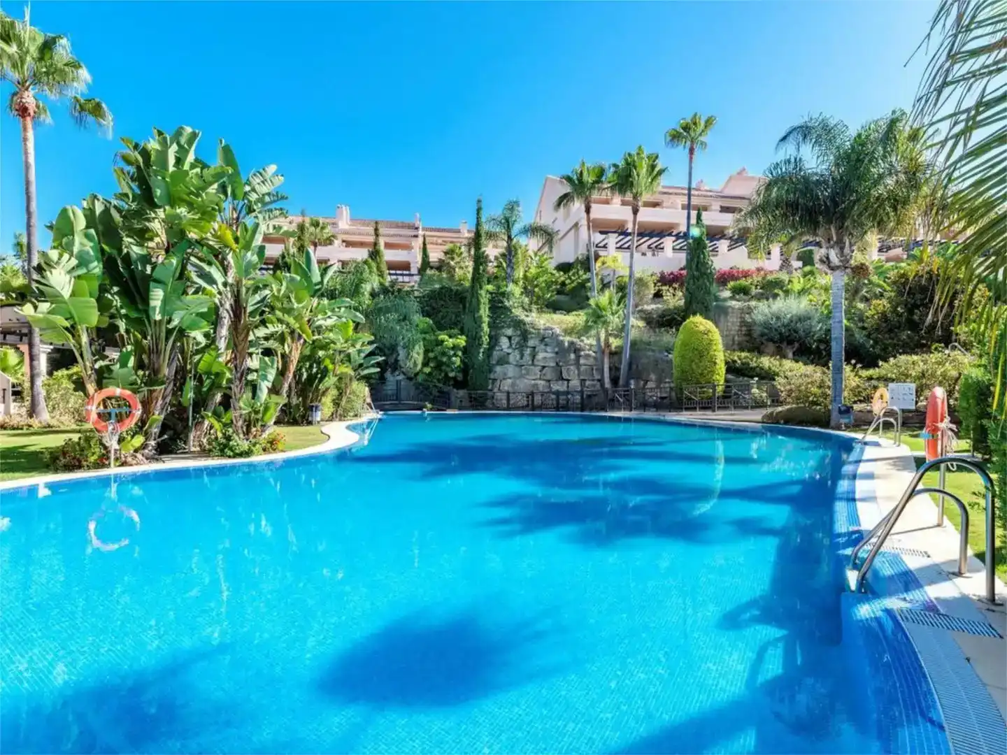 Vista exterior de Ático en venta en Marbella con Aire acondicionado, Jardín privado y Parquet