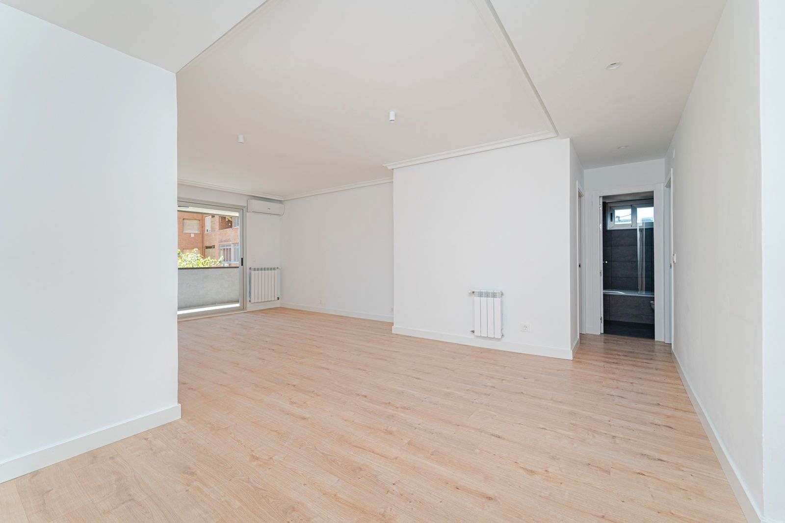 Living room of Flat for sale in  Madrid Capital  with Air Conditioner, Parquet flooring and Terrace