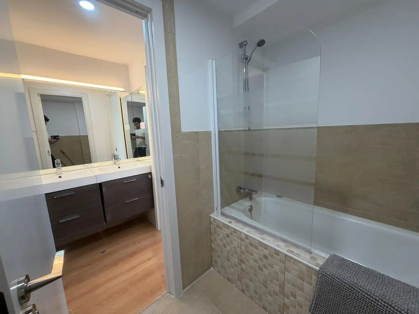 Bathroom of Flat for share in Madrid  with Heating, Furnished and Washing machine