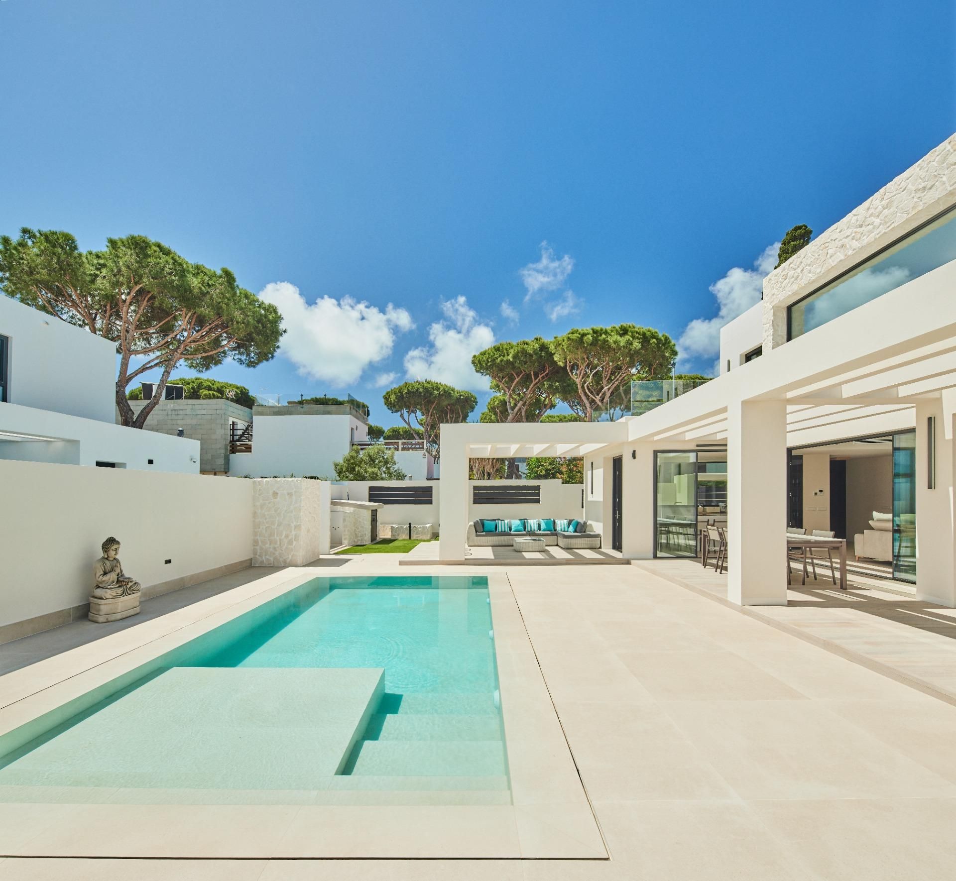 Piscina de Casa o xalet en venda en Chiclana de la Frontera amb Aire condicionat, Jardí privat i Terrassa