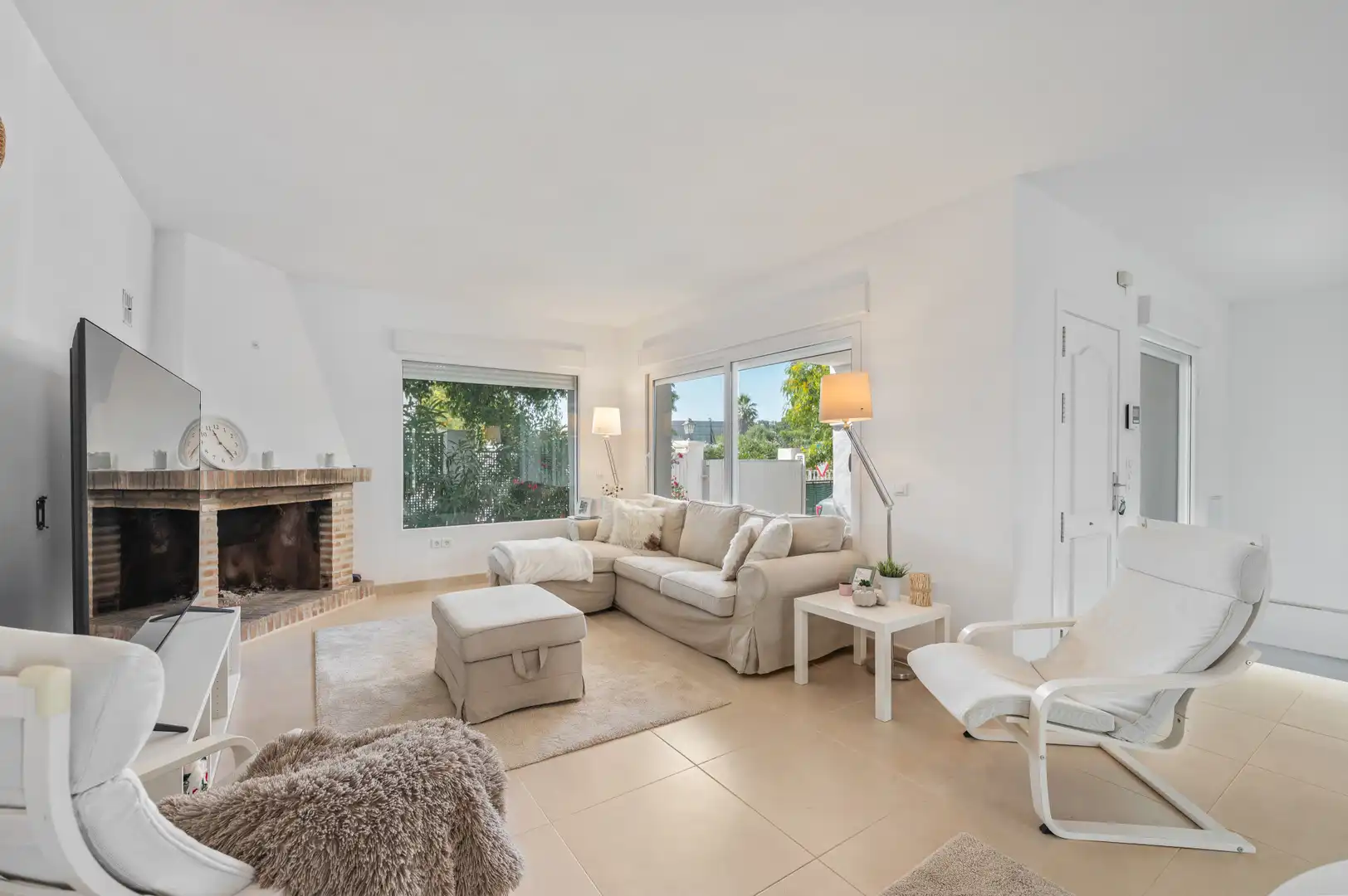 Sala d'estar de Casa o xalet en venda en Marbella amb Aire condicionat, Jardí privat i Terrassa
