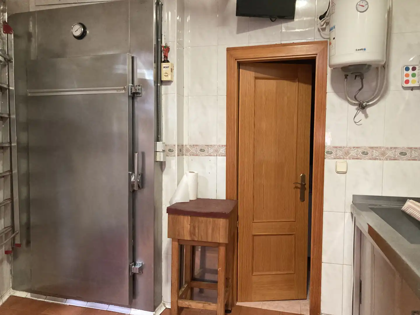 Bathroom of Commercial properties for rent in Torrent  with Air Conditioner