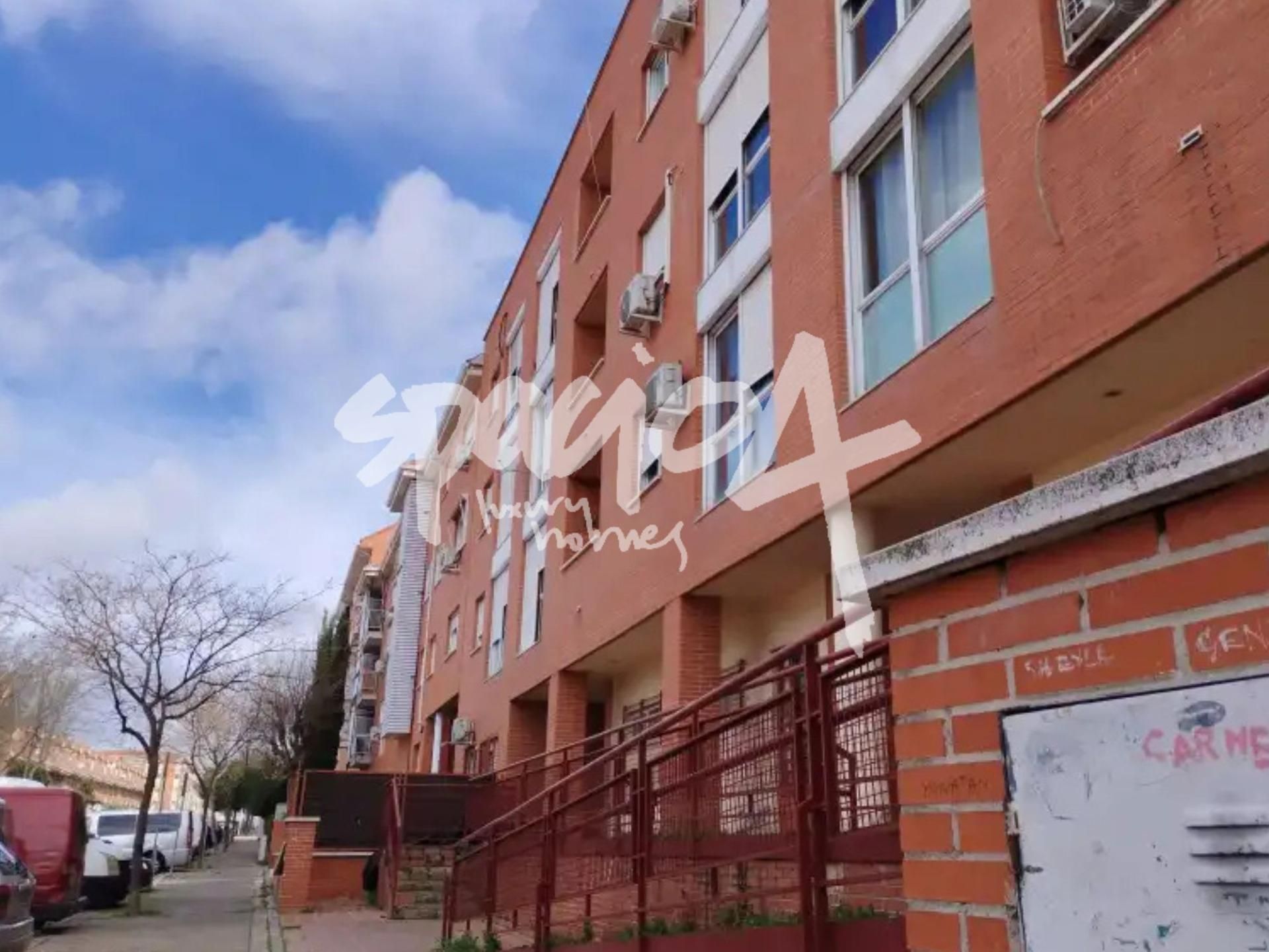 Vista exterior de Apartament en venda en Parla amb Calefacció i Jardí privat
