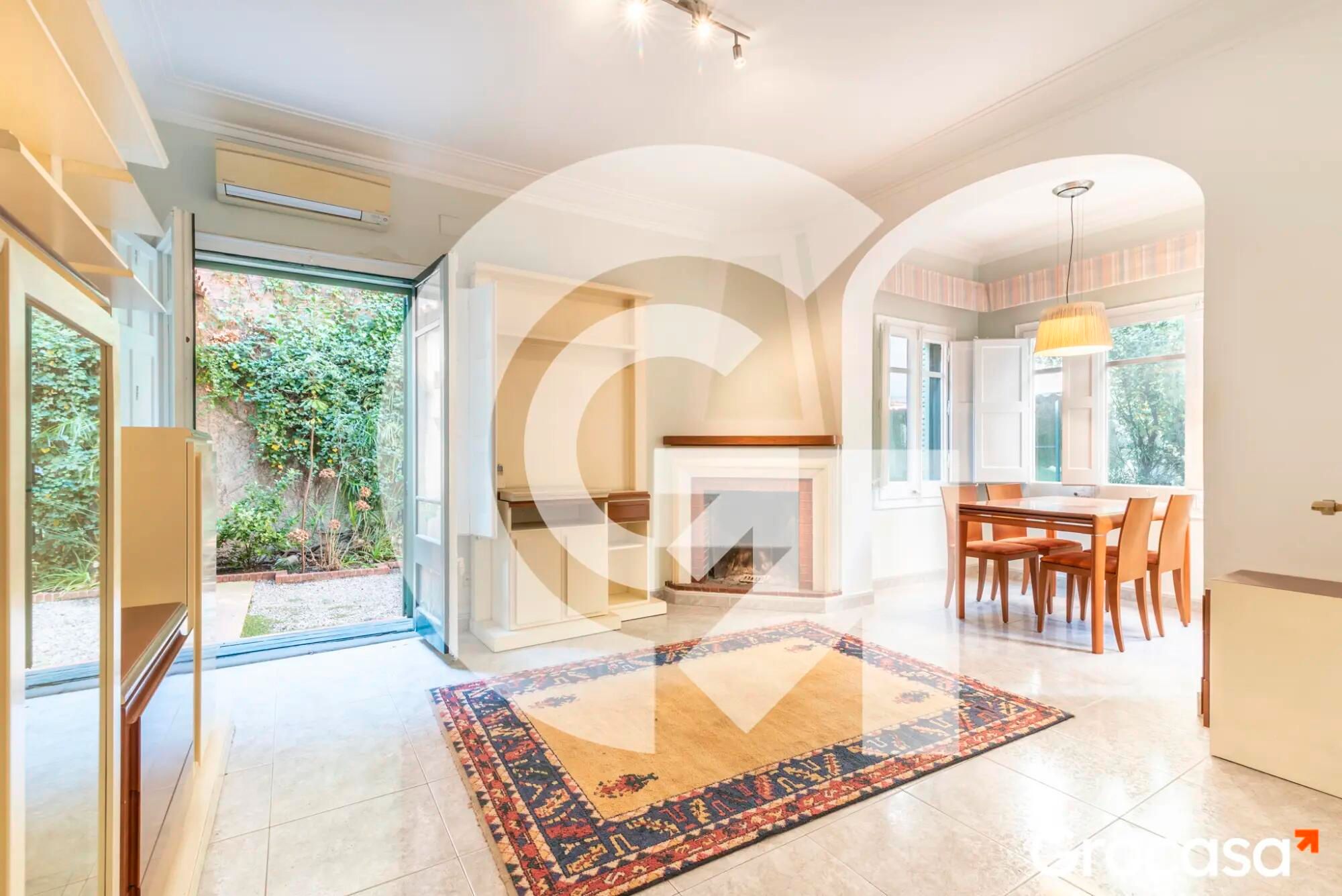 Sala d'estar de Casa o xalet en venda en Sant Feliu de Llobregat amb Aire condicionat, Calefacció i Jardí privat