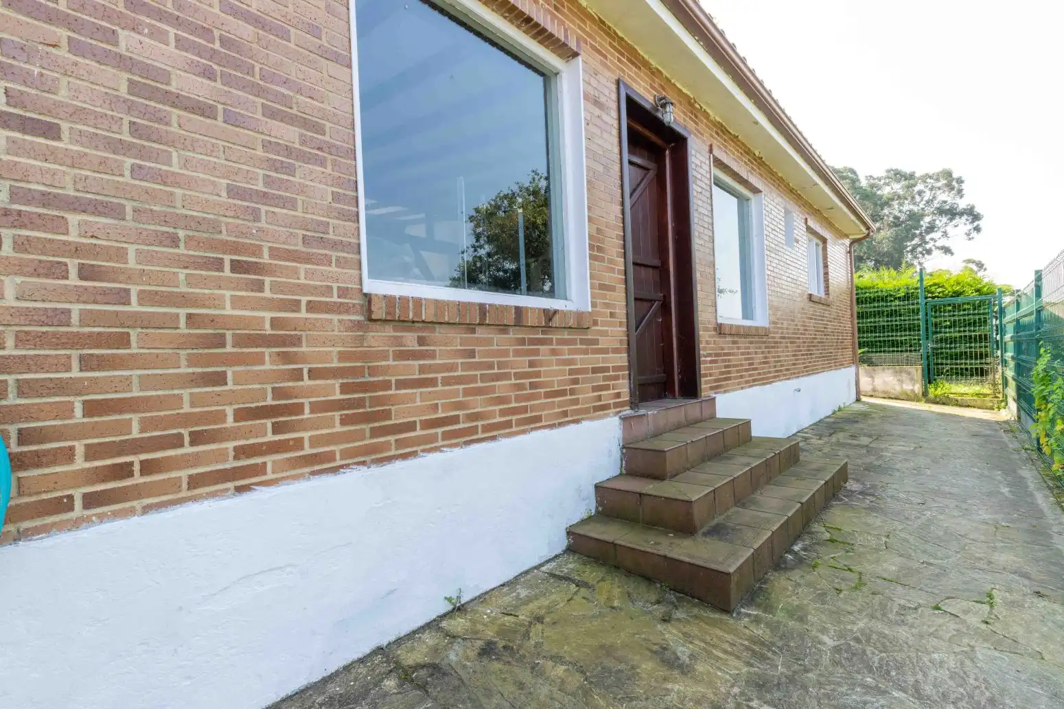 Vista exterior de Casa o xalet en venda en Medio Cudeyo amb Jardí privat, Parquet i Traster