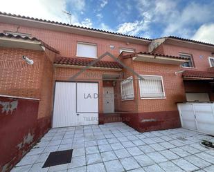 Vista exterior de Casa adosada en venda en Numancia de la Sagra amb Calefacció, Jardí privat i Terrassa