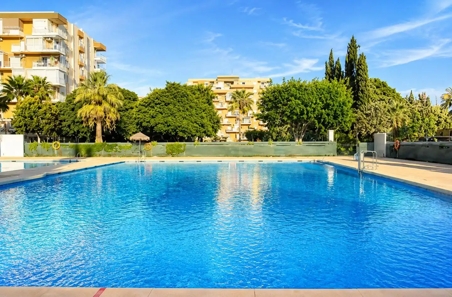 Piscina de Planta baixa en venda en Benalmádena amb Terrassa, Moblat i Piscina comunitària