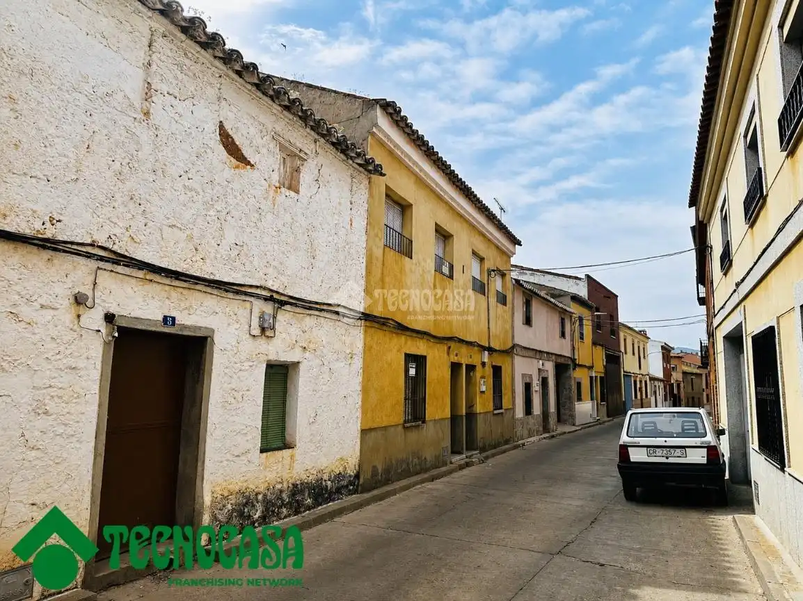Vista exterior de Casa adosada en venta en Los Navalucillos con Jardín privado