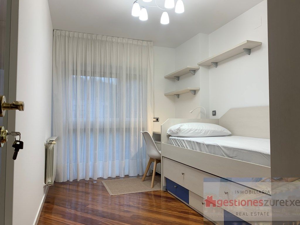 Dormitori de Pis per a compartir en Bilbao  amb Moblat, Forn i Rentadora