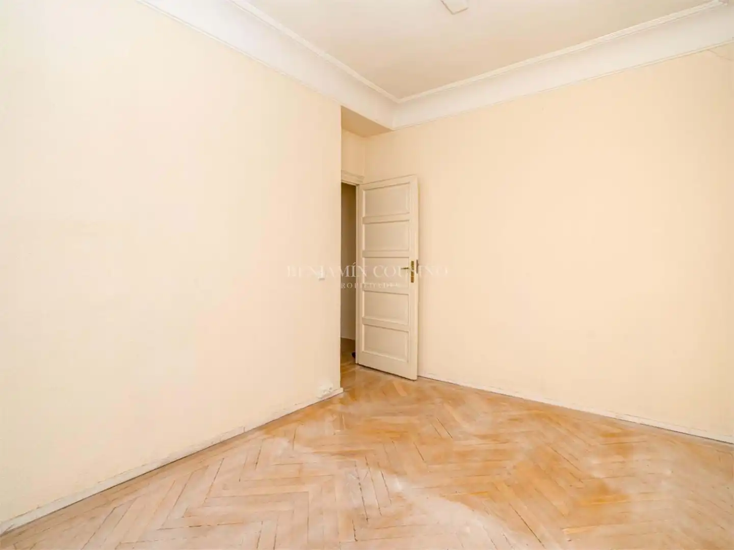 Habitación de Piso en venta en Madrid con Balcón