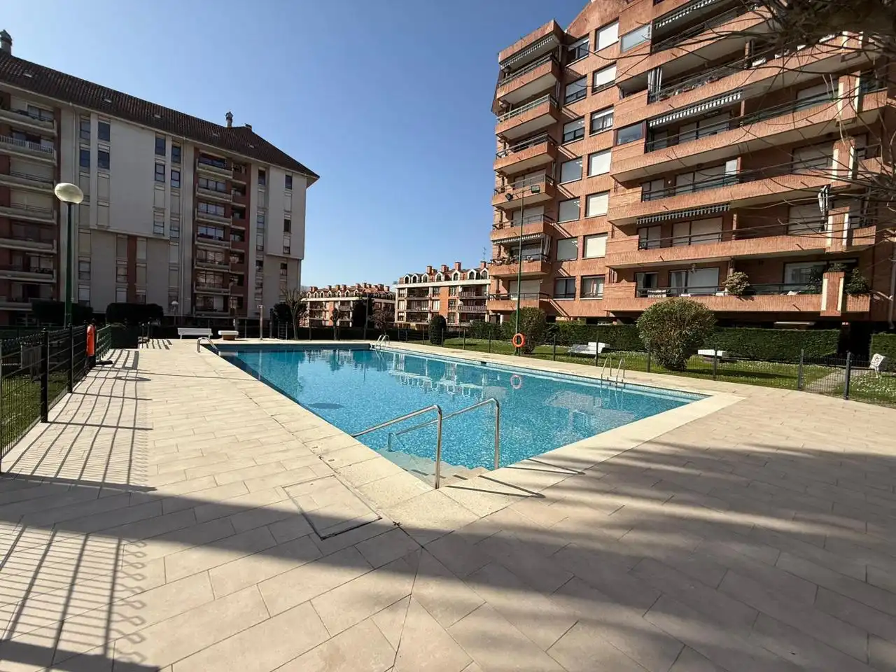 Piscina de Pis en venda en Castro-Urdiales amb Calefacció, Parquet i Terrassa