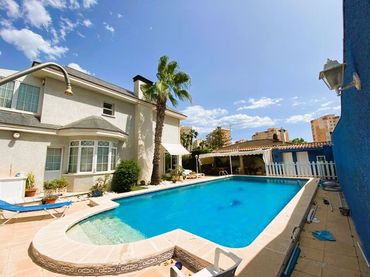 Xalet amb piscina en venda a RONDA ARCIPRESTE DE HITA 42 (A-49)