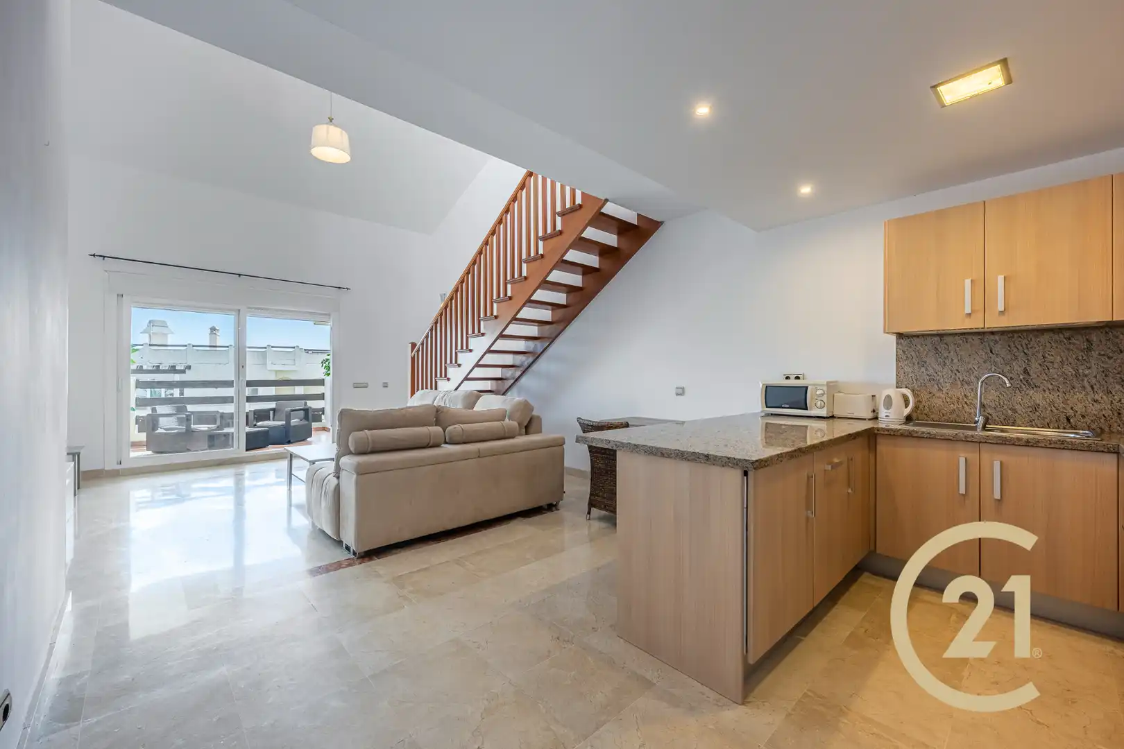 Sala d'estar de Dúplex en venda en Estepona amb Aire condicionat, Terrassa i Moblat