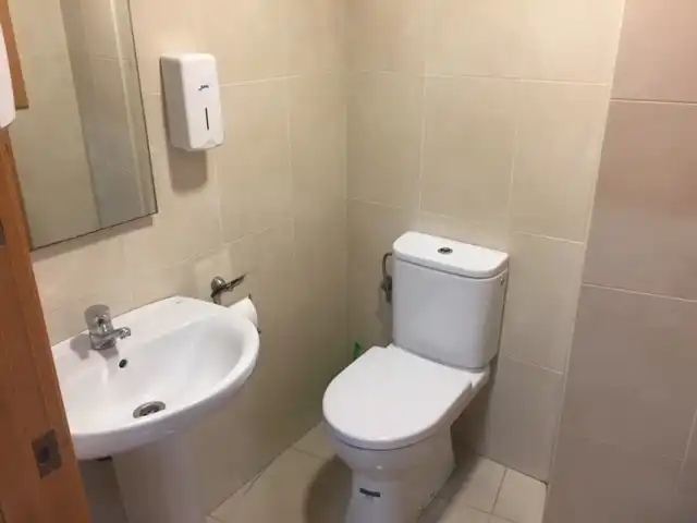 Baño de Local en traspaso en Manresa con Aire acondicionado, Calefacción y Amueblado