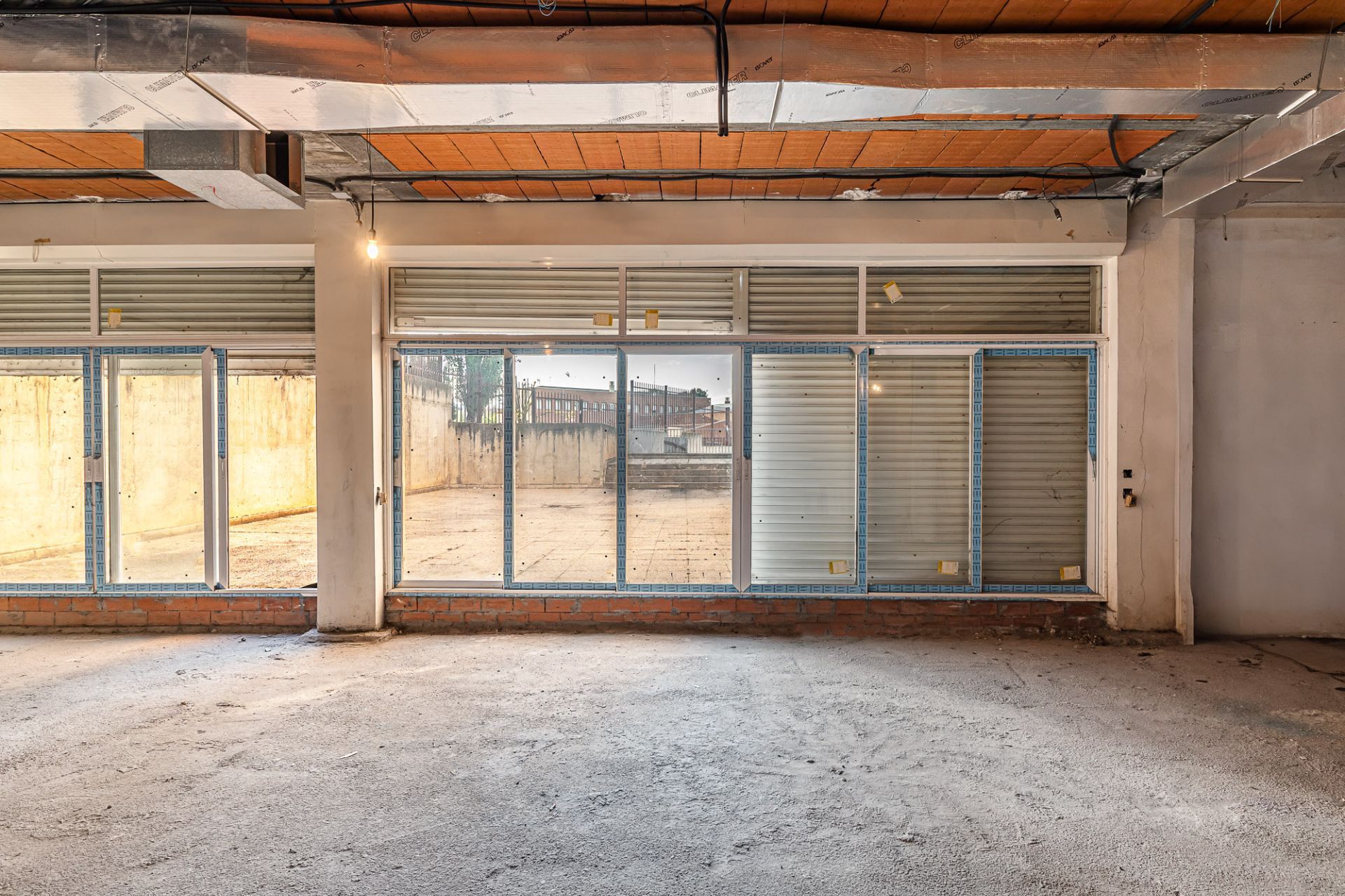 Vista exterior de Local en venta en Alcalá de Henares