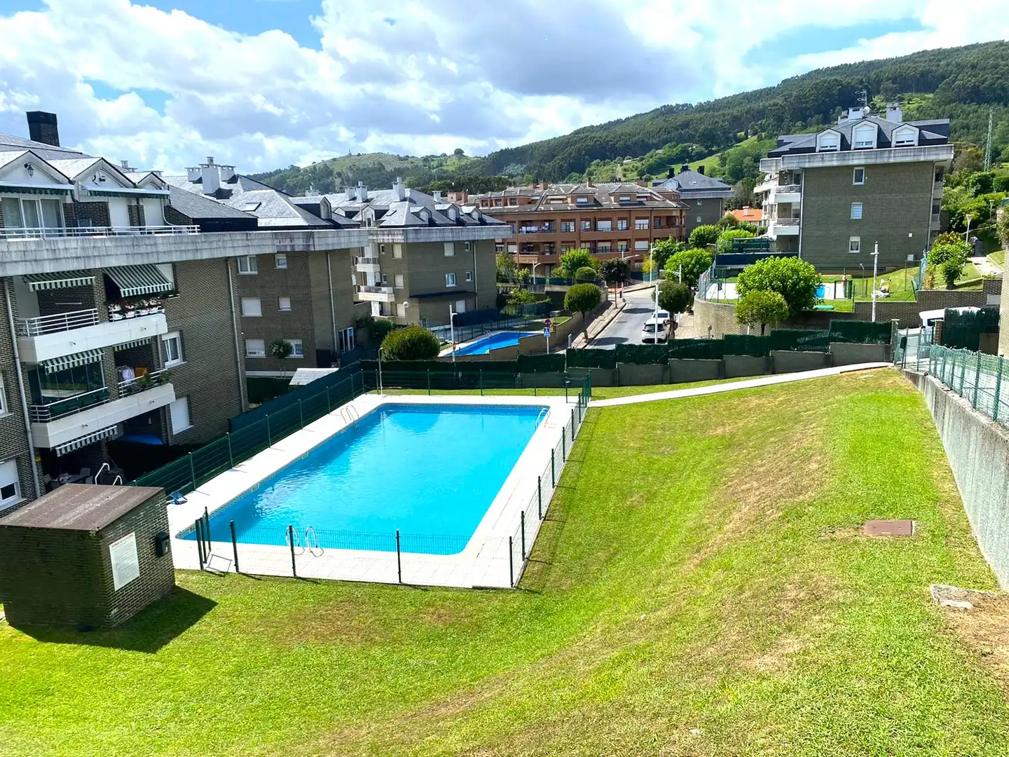 Schwimmbecken von Dachboden zum Verkauf in Castro-Urdiales mit Heizung, Privatgarten und Parkett