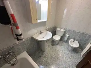 Baño de Apartamento de alquiler en Villaquilambre con Calefacción, Parquet y Terraza