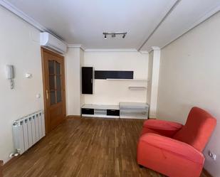 Sala d'estar de Apartament de lloguer en Ciudad Real Capital amb Aire condicionat