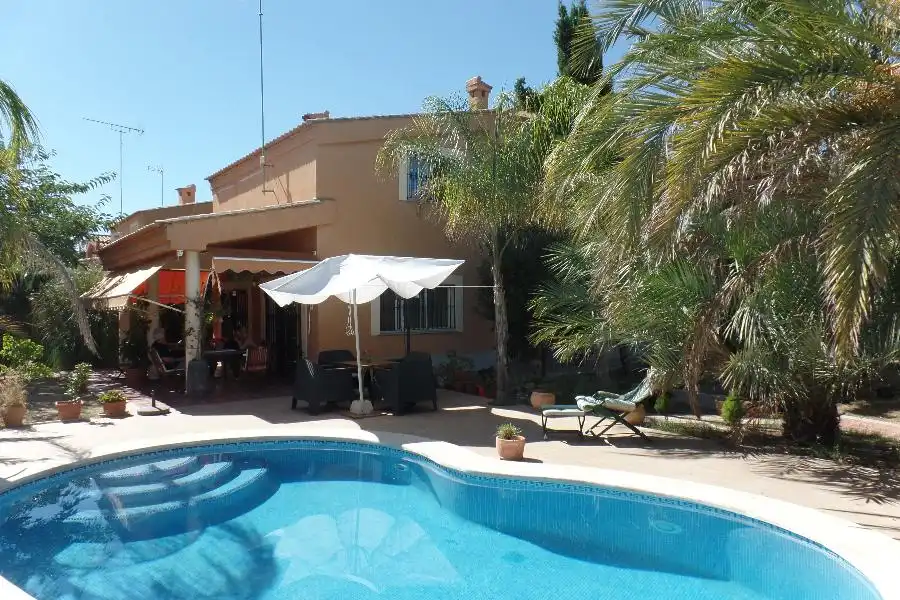 Villa avec terrasse à louer à Riba-roja de Túria