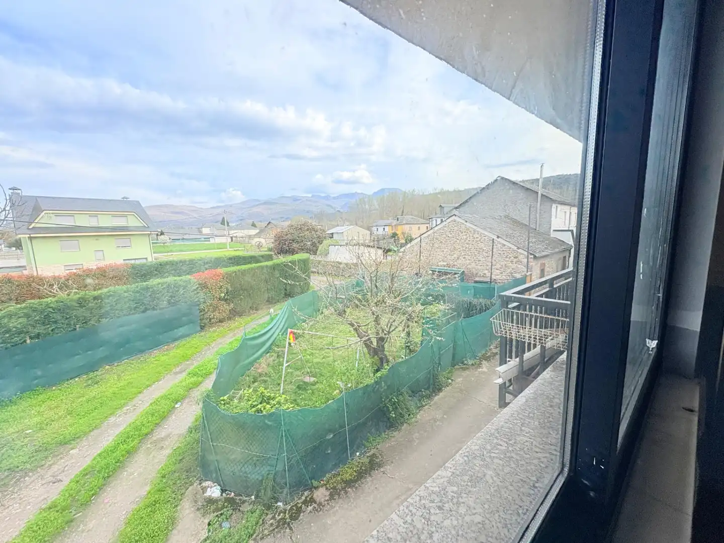 Vista exterior de Casa o chalet en venta en Carracedelo con Calefacción