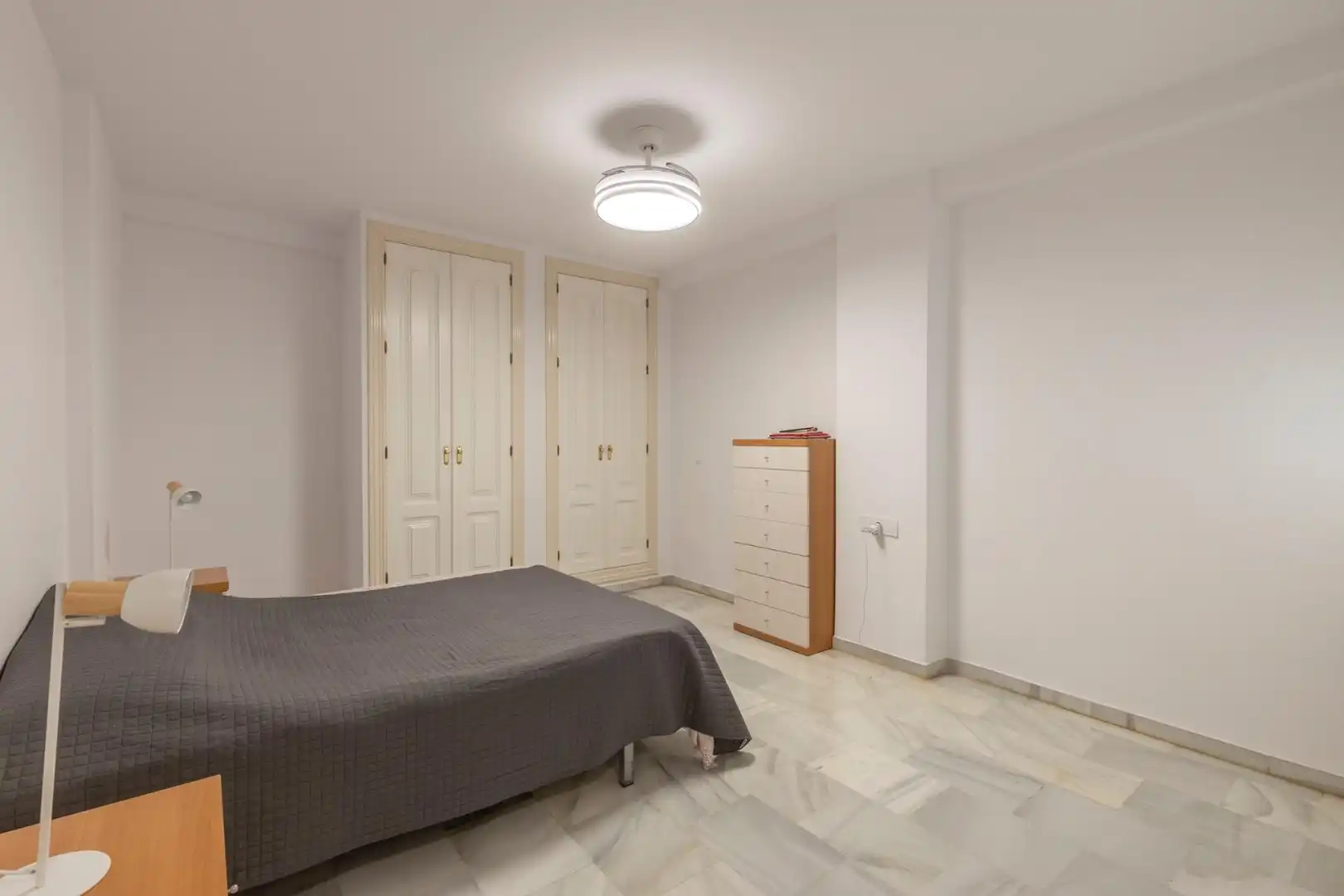 Dormitori de Pis en venda en Granada amb Aire condicionat, Calefacció i Terrassa