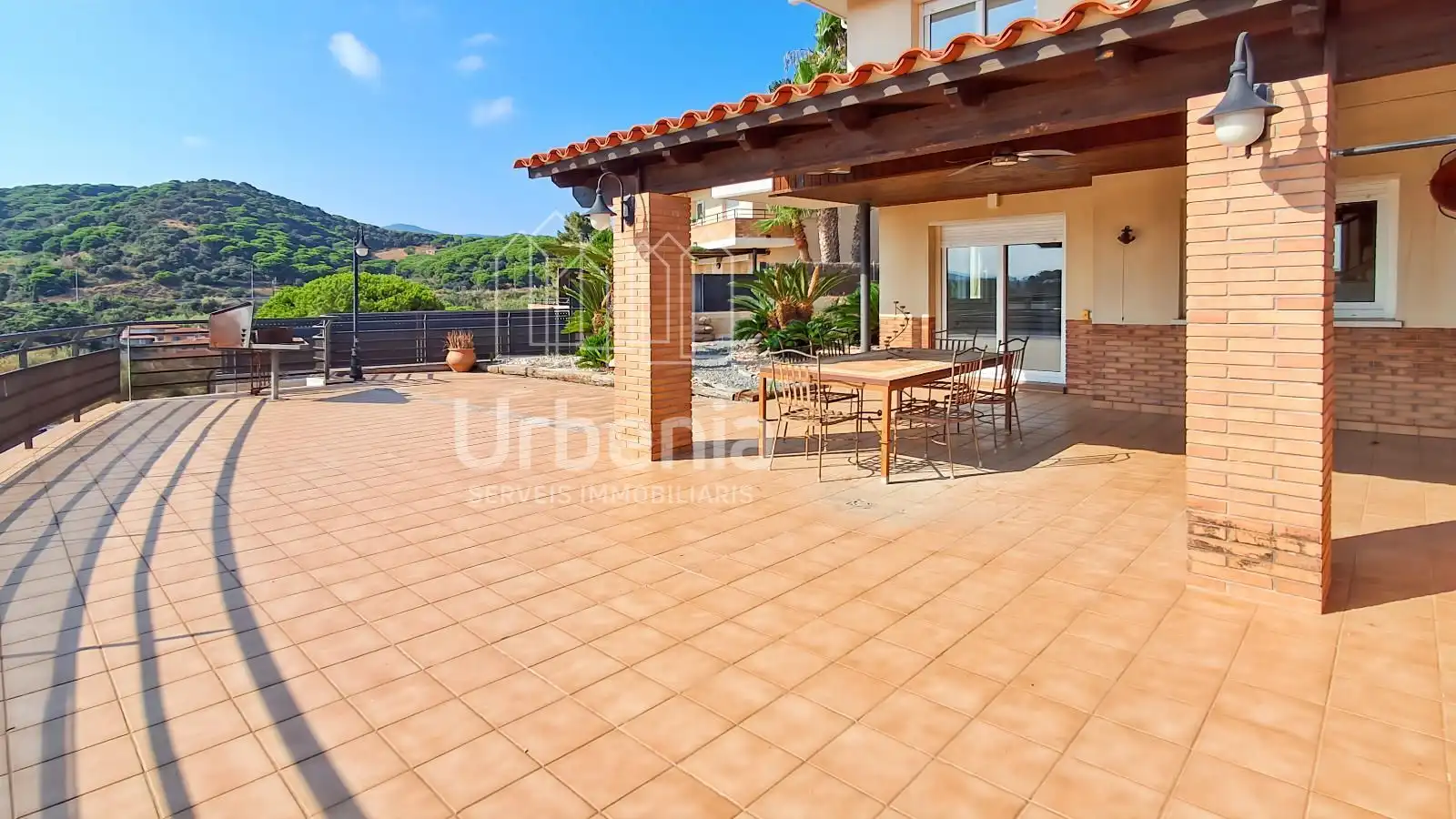 Casa con piscina en venta en Urbanitzacions