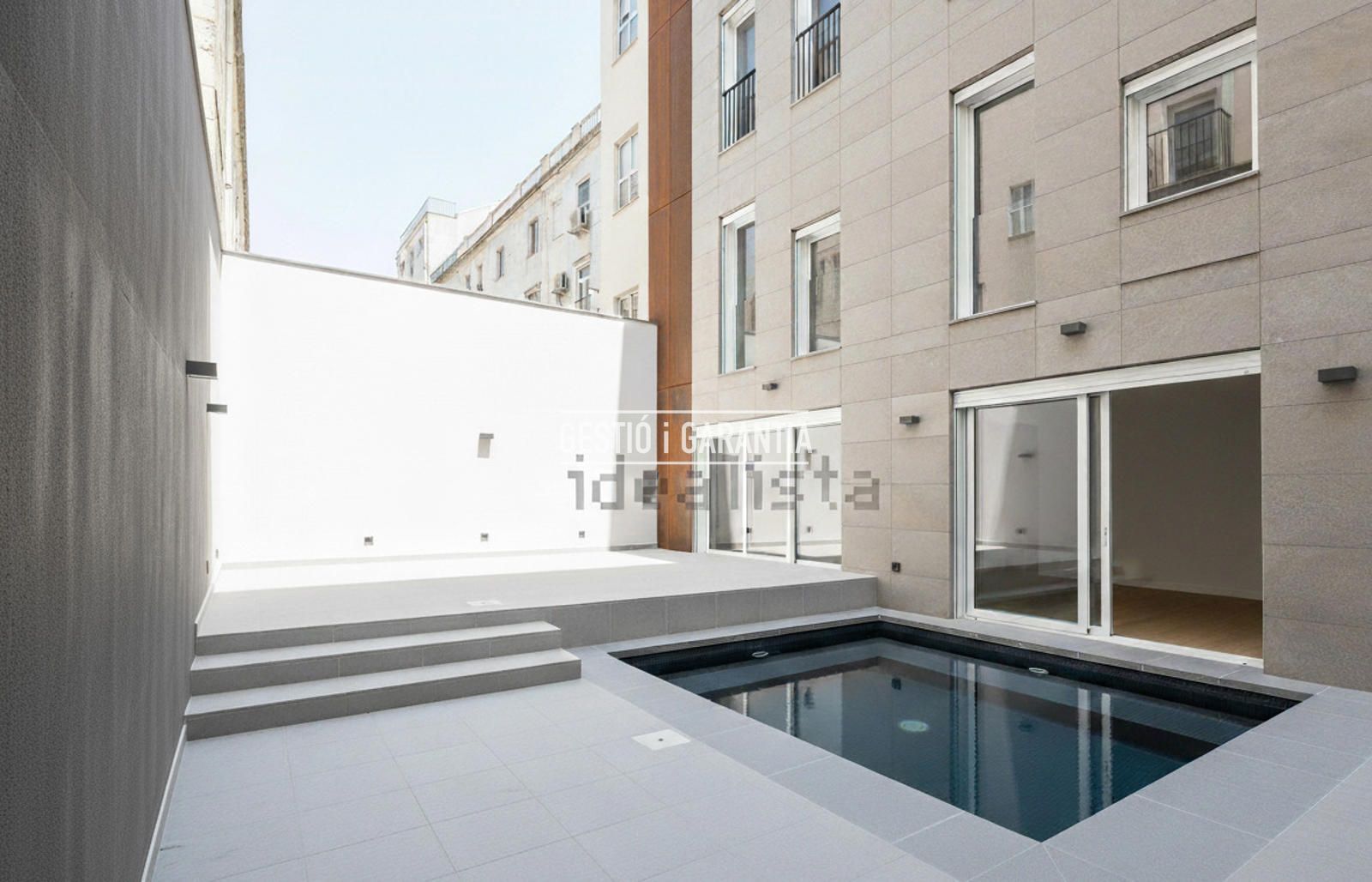 Swimming pool of Duplex for sale in  Barcelona Capital  with Air Conditioner, Terrace and Swimming Pool