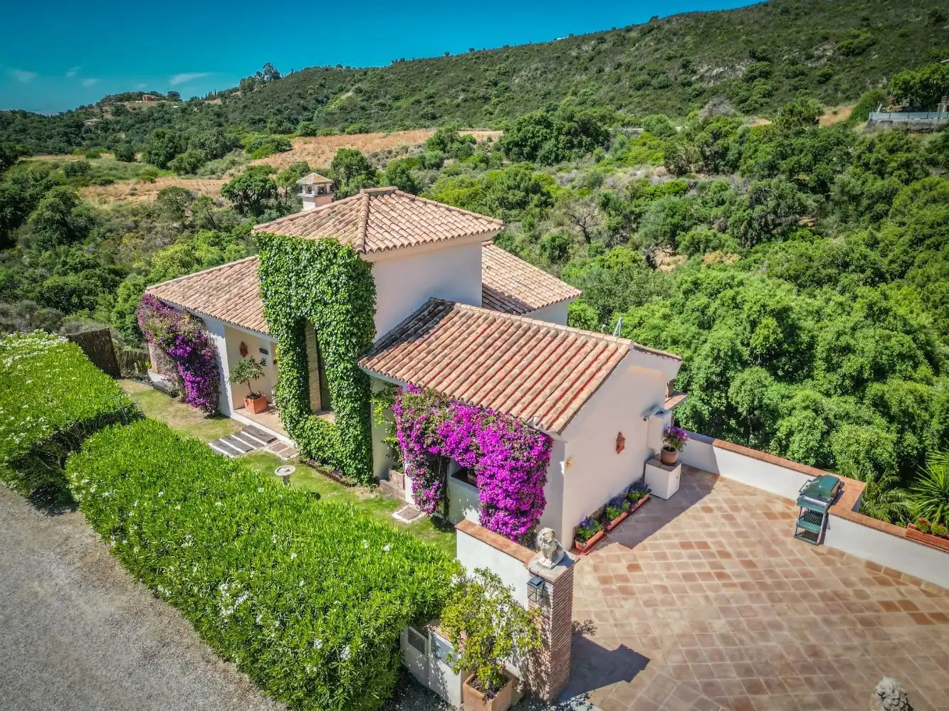 Vista exterior de Casa o xalet en venda en Estepona amb Aire condicionat, Calefacció i Jardí privat