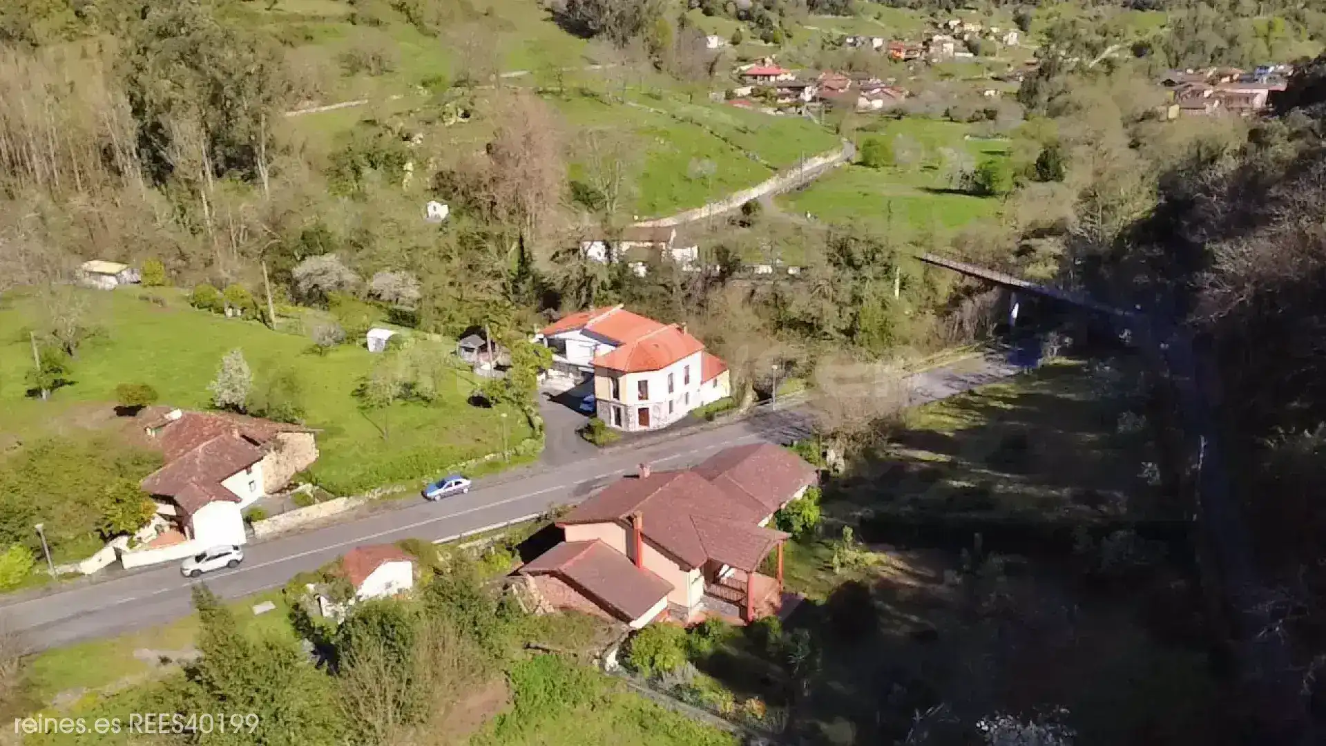 Vista exterior de Casa o xalet en venda en Santo Adriano amb Calefacció, Jardí privat i Terrassa