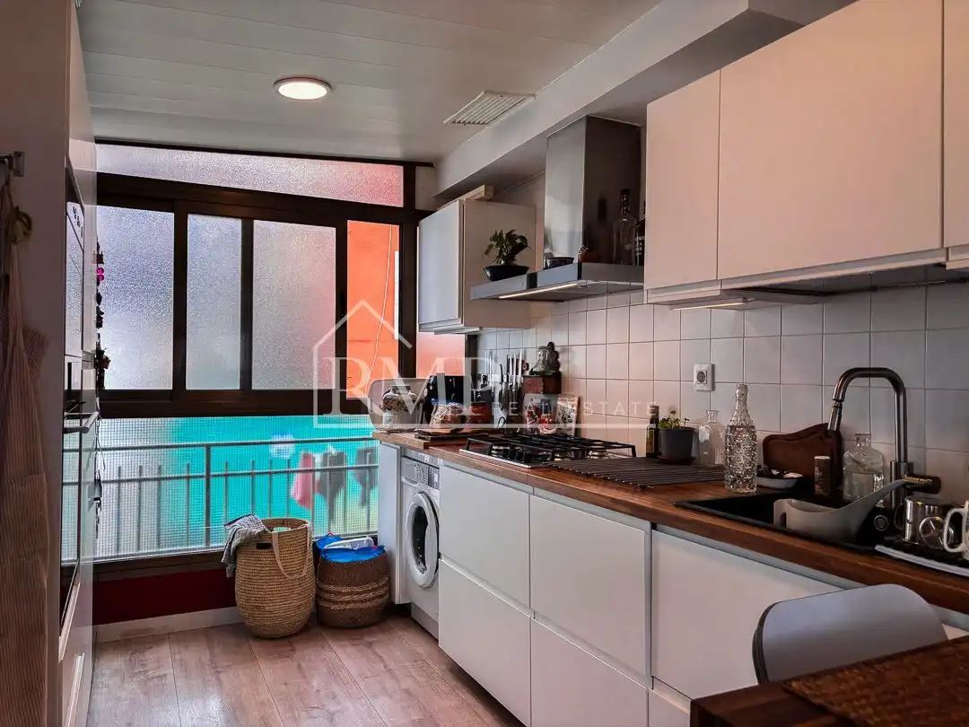 Küche von Dachboden zum Verkauf in Barcelona mit Heizung, Terrasse und Abstellraum