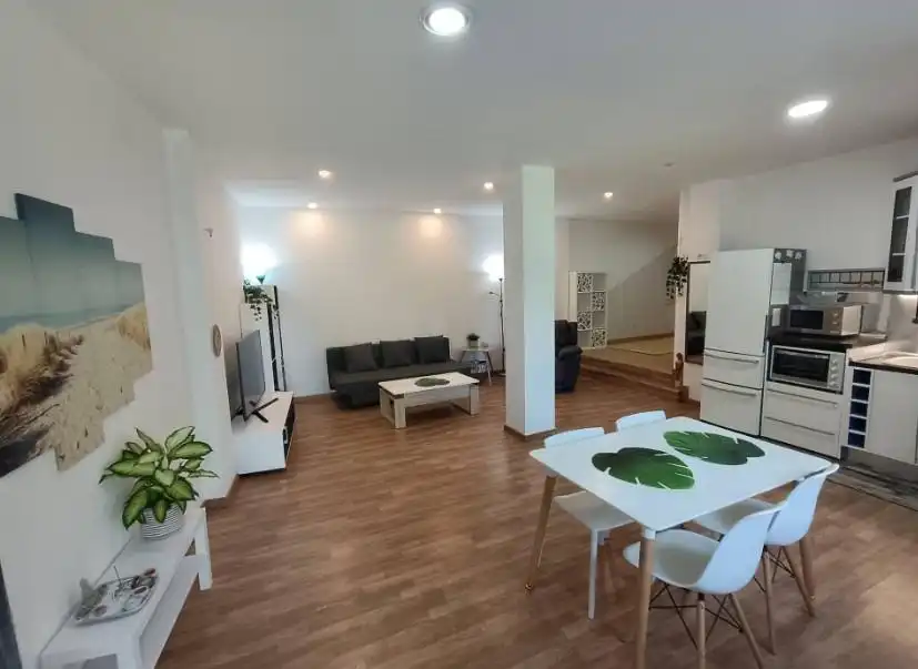 Sala d'estar de Casa adosada en venda en Las Rozas de Madrid amb Aire condicionat, Calefacció i Jardí privat