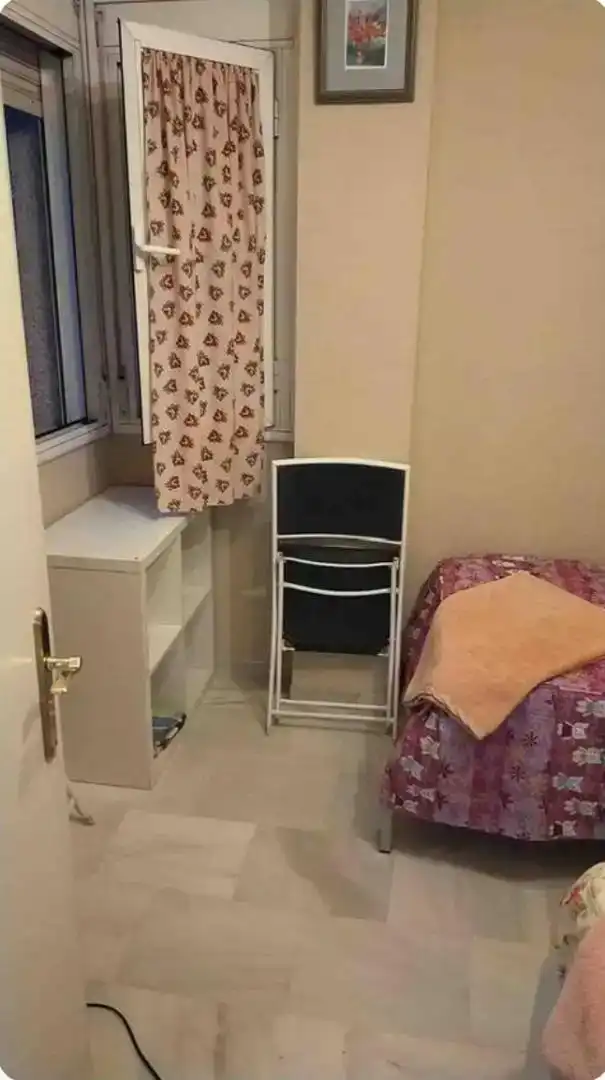 Dormitori de Pis per a compartir en Tomares amb Aire condicionat, Parquet i Moblat