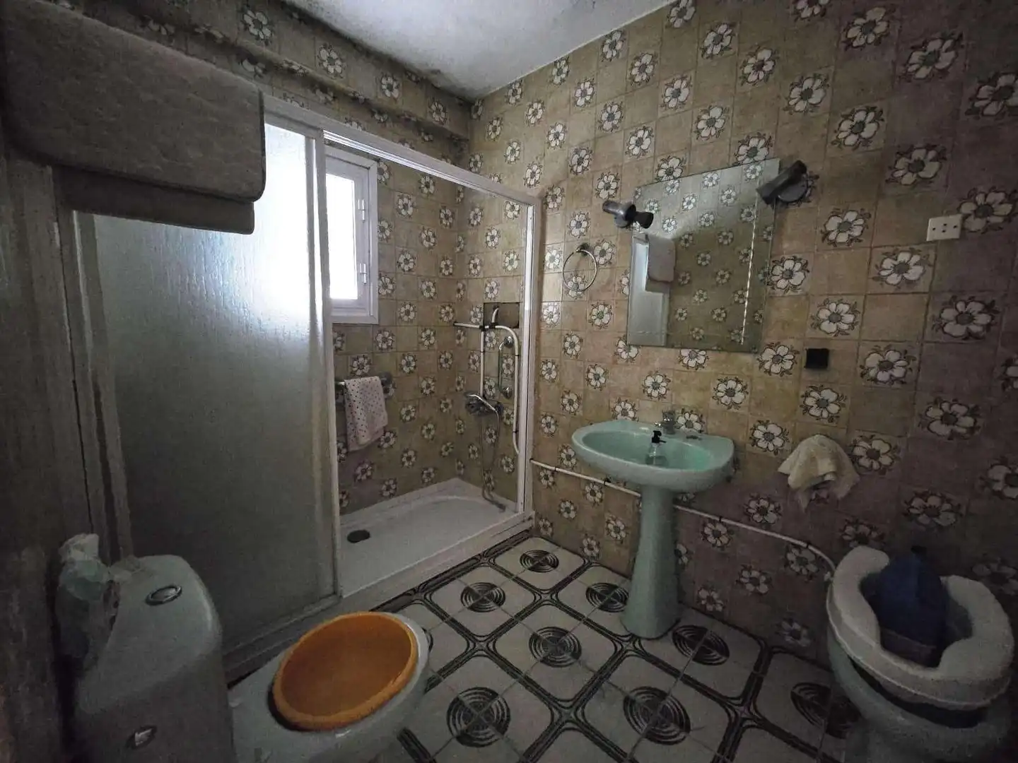 Bathroom of Houses for sale in Gines  with Air Conditioner, Terrace and Storage room