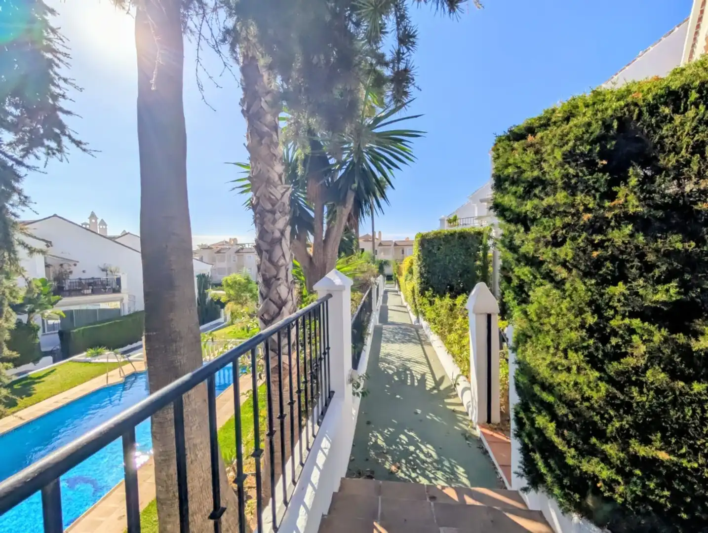 Vista exterior de Casa adosada en venta en Marbella con Aire acondicionado y Piscina comunitaria
